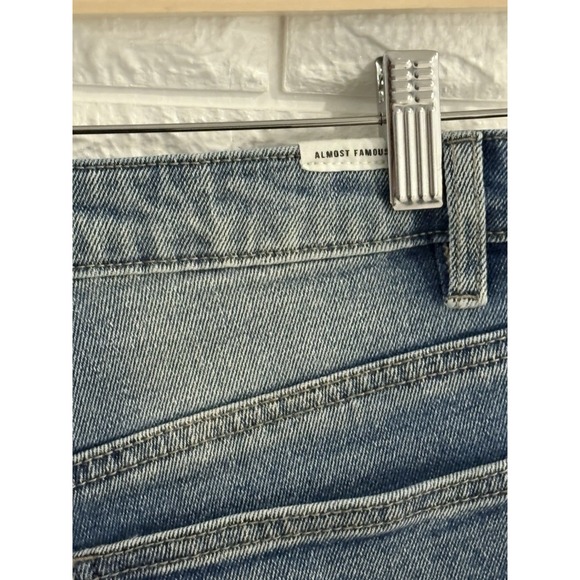 ALMOST FAMOUS WOMENS JEAN‎ SHORTS SIZE 3 MEDIUM WASH DENIM BUTTON FLY CUT OFF - Picture 5 of 12